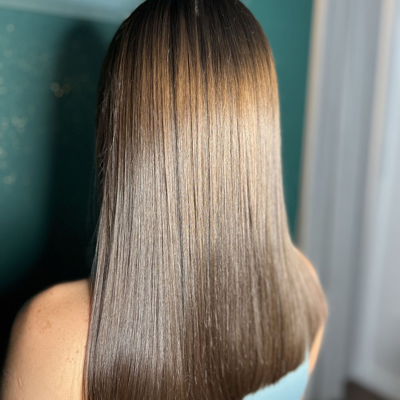 Długie lśniące włosy po koloryzacji i pielęgnacji w Studiu Beauty Borsucza