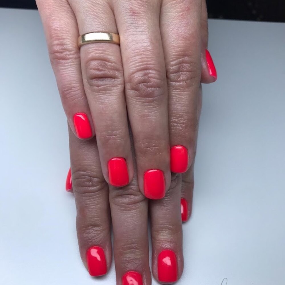 Czerwony manicure hybrydowy