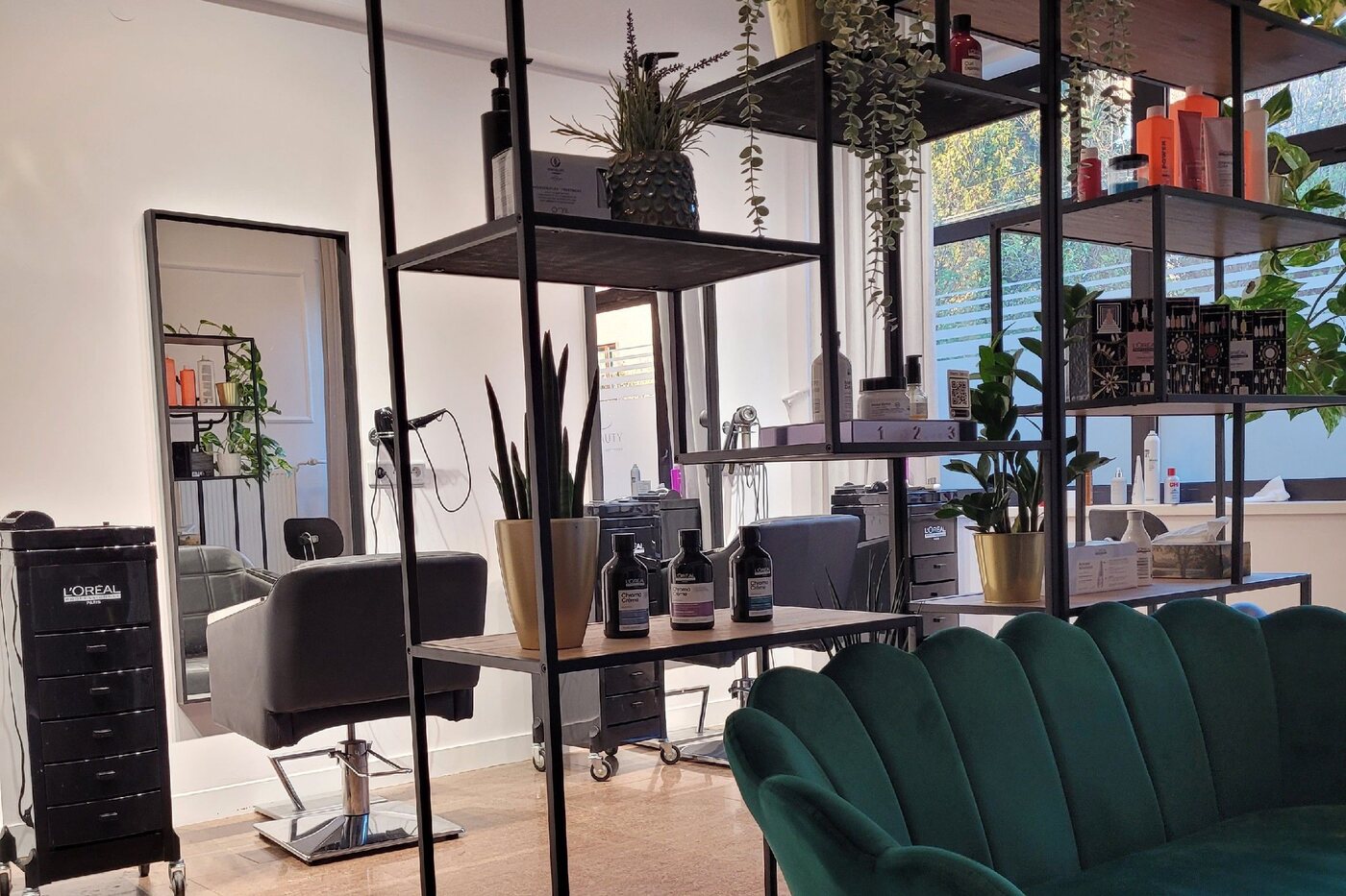 Wnętrze Studia Beauty Borsucza ze stanowiskami fryzjerskimi